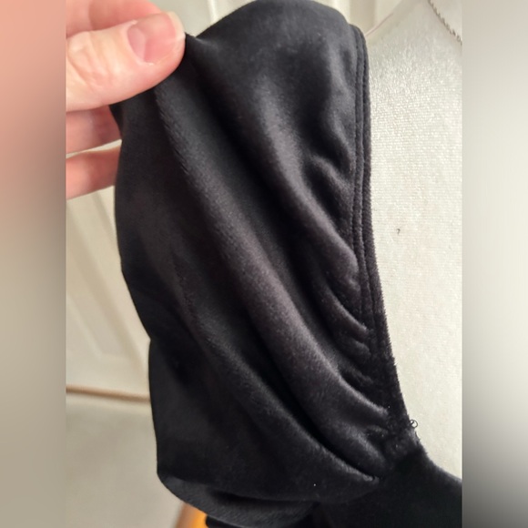 NWT Francesca’s size s faux velvet black body suit with puff sleeve - Picture 2 of 12